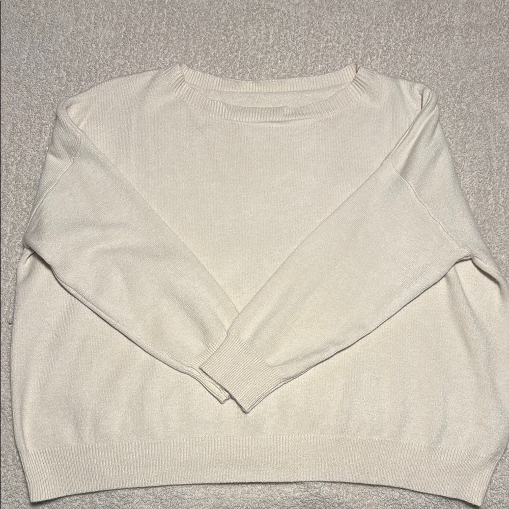 White Crew Neck Sweater with Long Sleeves and Soft Texture